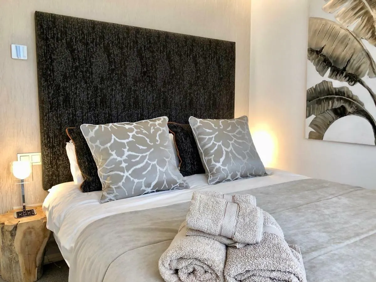 Luxury Apartment In La Isla, Walking Distance To Puerto Banus Marbella