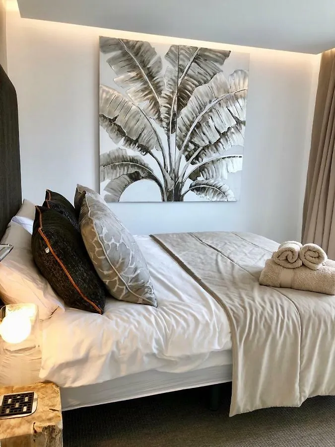 Luxury Apartment In La Isla, Walking Distance To Puerto Banus Marbella