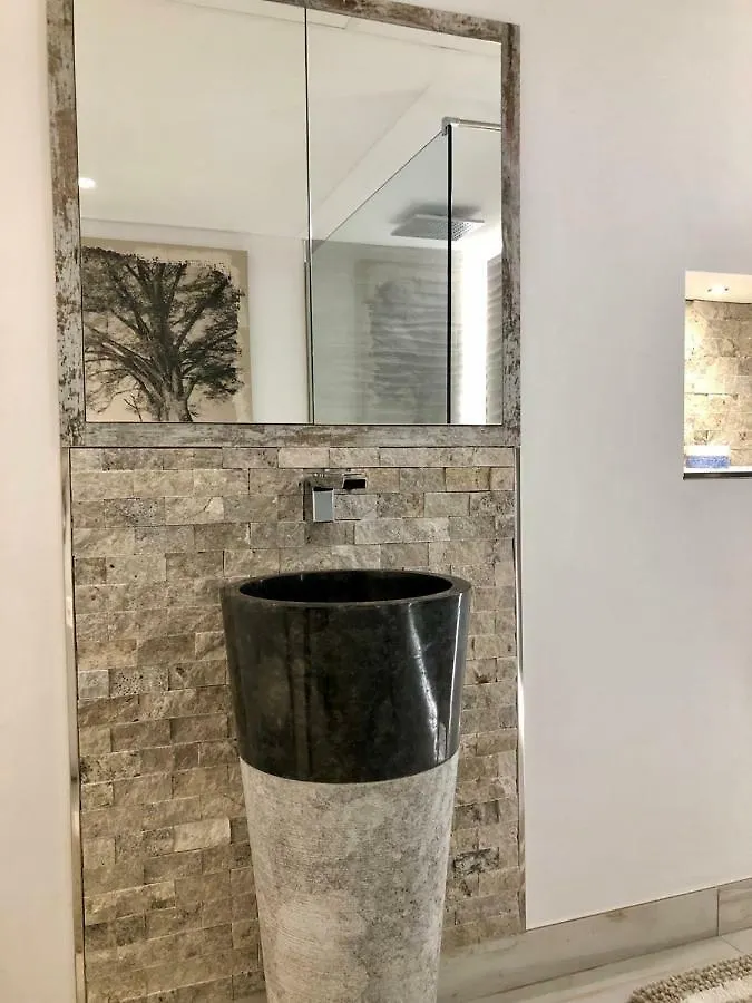 Luxury Apartment In La Isla, Walking Distance To Puerto Banus Marbella