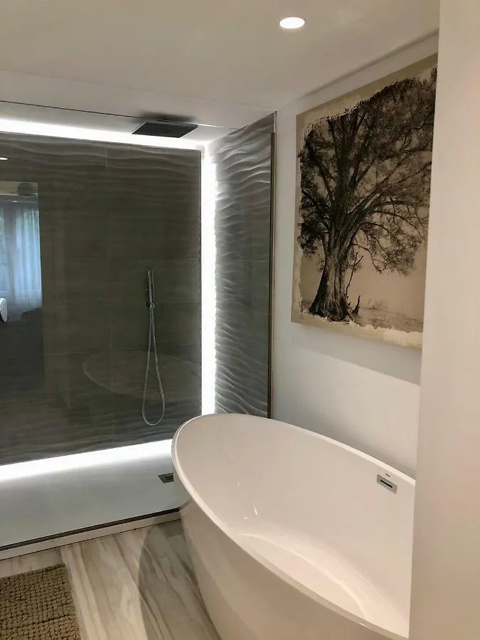 Luxury Apartment In La Isla, Walking Distance To Puerto Banus Marbella