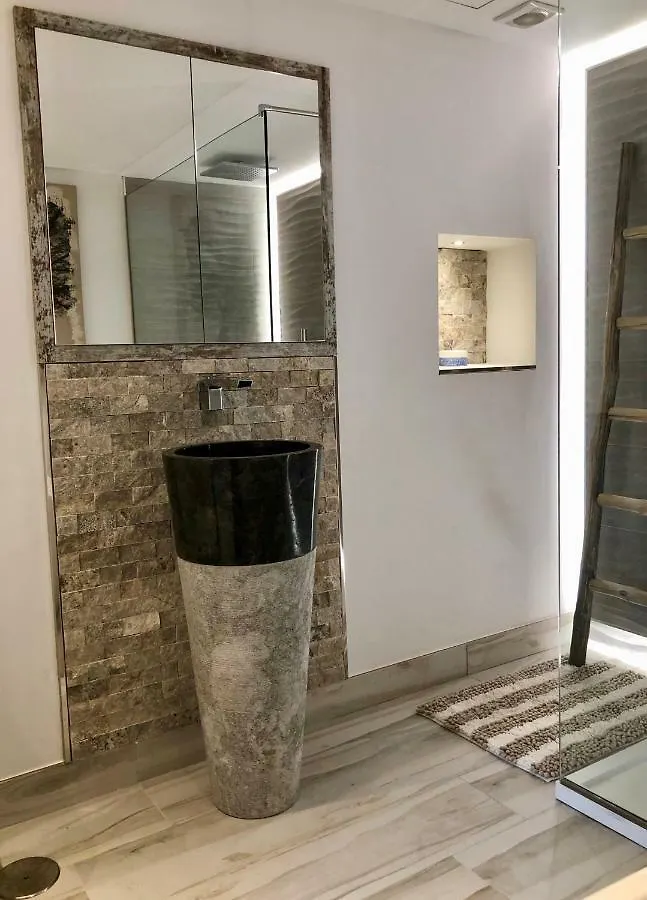 Luxury Apartment In La Isla, Walking Distance To Puerto Banus Marbella