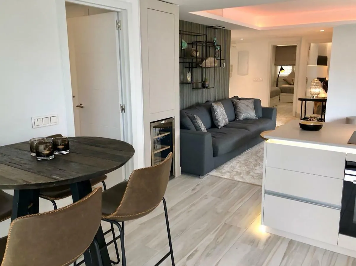 Luxury Apartment In La Isla, Walking Distance To Puerto Banus Marbella