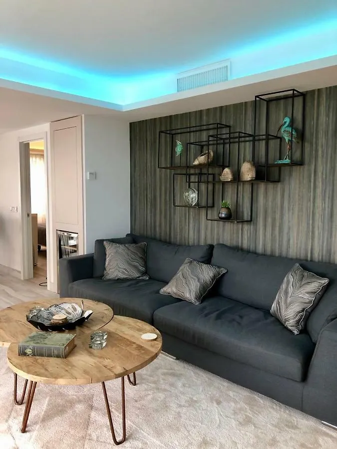 Luxury Apartment In La Isla, Walking Distance To Puerto Banus Marbella