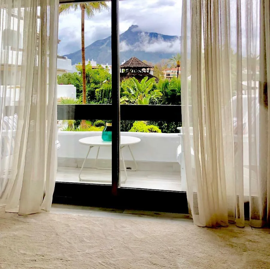 Luxury Apartment In La Isla, Walking Distance To Puerto Banus Marbella